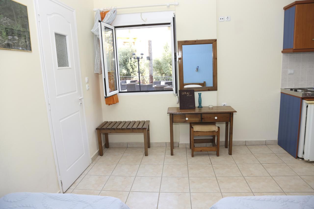 Coral Hotel Plomari ภายนอก รูปภาพ